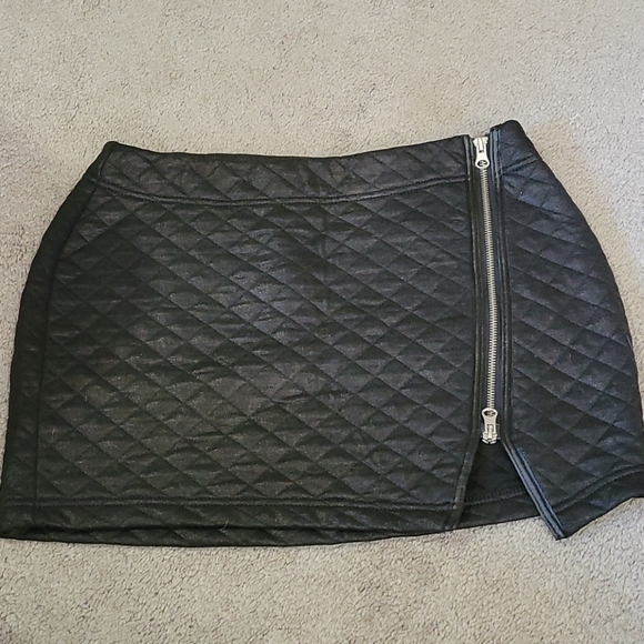 Express Quilted Mini Skirt - Picture 2 of 4